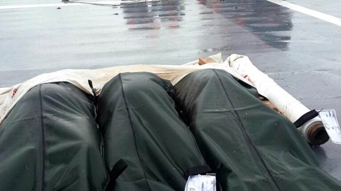 AirAsia: Με σωσίβια ανασύρονται οι πρώτοι νεκροί από τη θάλασσα
